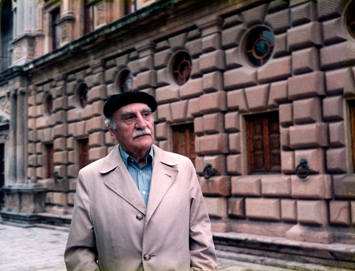 Francisco Ayala ante el palacio de Carlos V