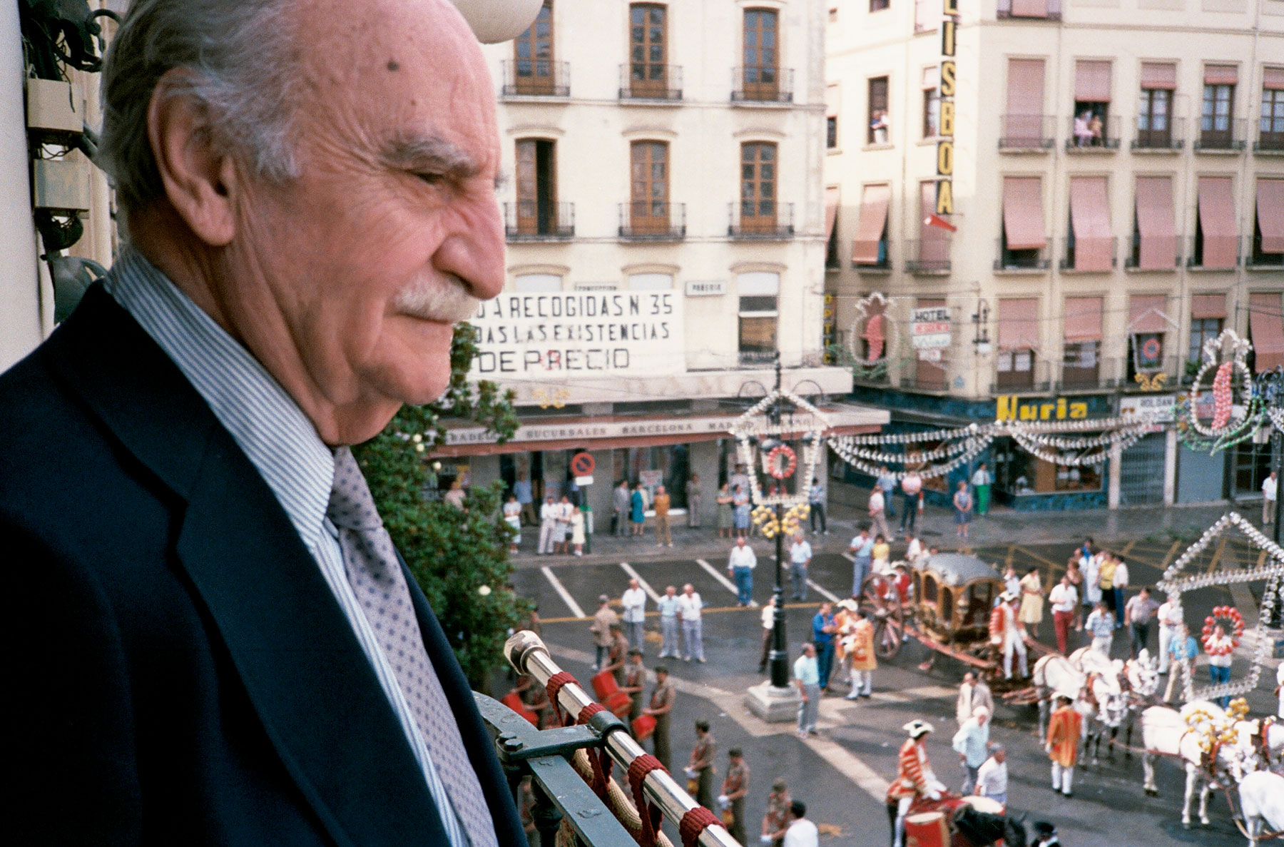 Francisco Ayala asiste a la procesión del Corpus desde el balcón del Ayuntamiento, en 1987.
