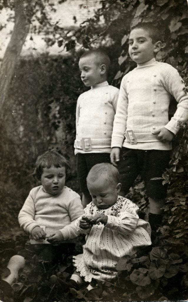 Francisco Ayala con sus hermanos