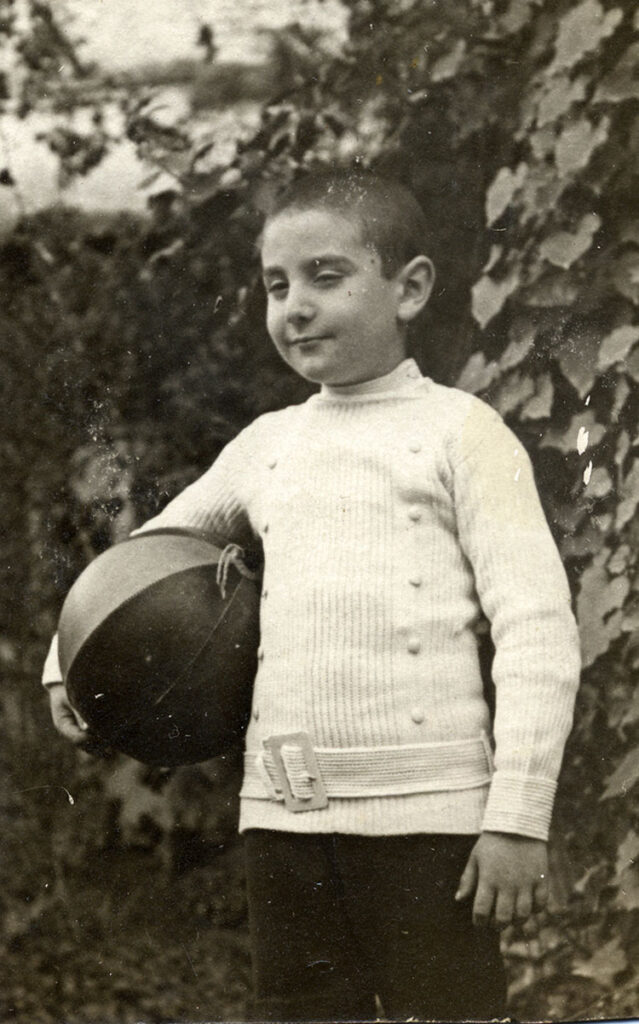 Francisco Ayala con una pelota