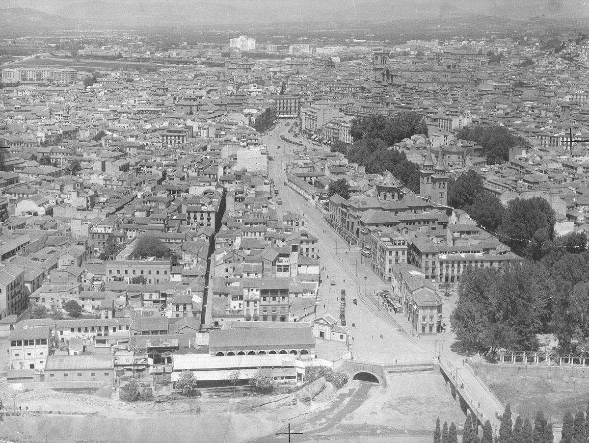 Vista aérea de Granada desde el río Genil, hacia 1957.