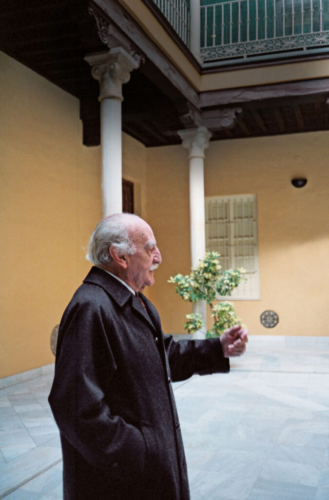 Francisco Ayala en el patio del colegio de Niñas Nobles, en 1990